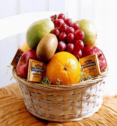 Basket of 2 red Apples, 2 Oranges, Globe Grapes, 2 Kiwi, 2 Pears and Ghirardelli Chocolate Bites (Chocolate Brand may vary based on availability)