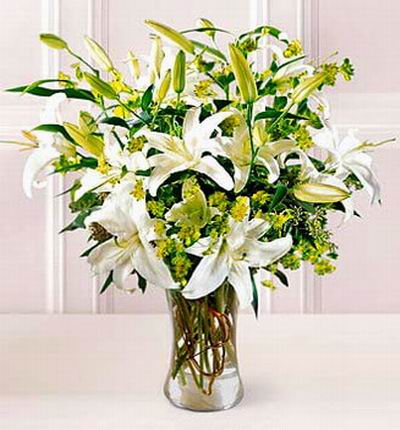 8 stems of Lilies and greenery.